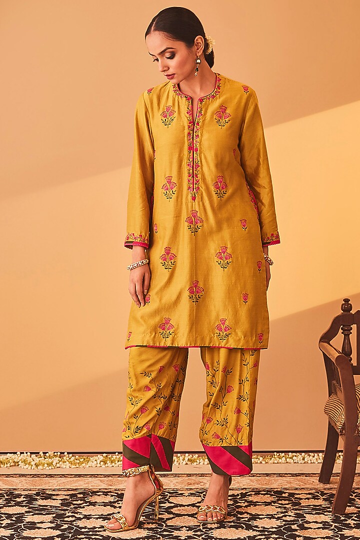 Light Green Chanderi Floral Embroidered Kurta Set by BO TREE at Pernia's Pop Up Shop