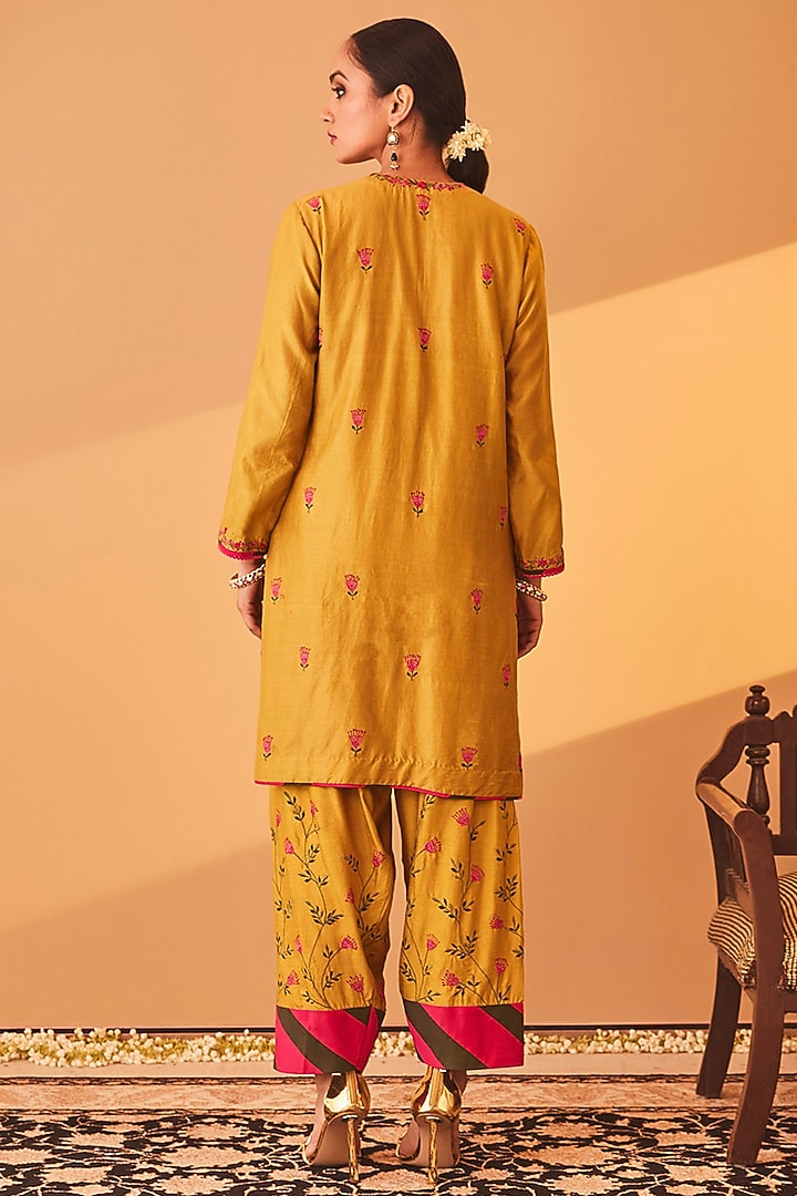 Light Green Chanderi Floral Embroidered Kurta Set by BO TREE at Pernia's Pop Up Shop
