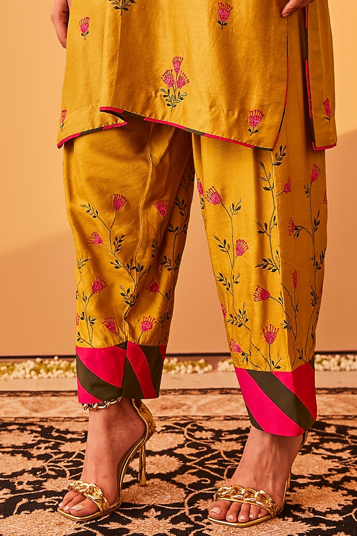 Light Green Chanderi Floral Embroidered Kurta Set by BO TREE at Pernia's Pop Up Shop