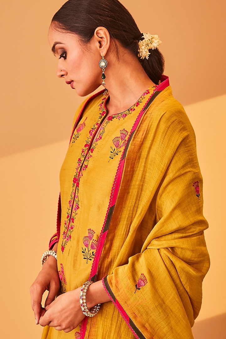 Light Green Chanderi Floral Embroidered Kurta Set by BO TREE at Pernia's Pop Up Shop