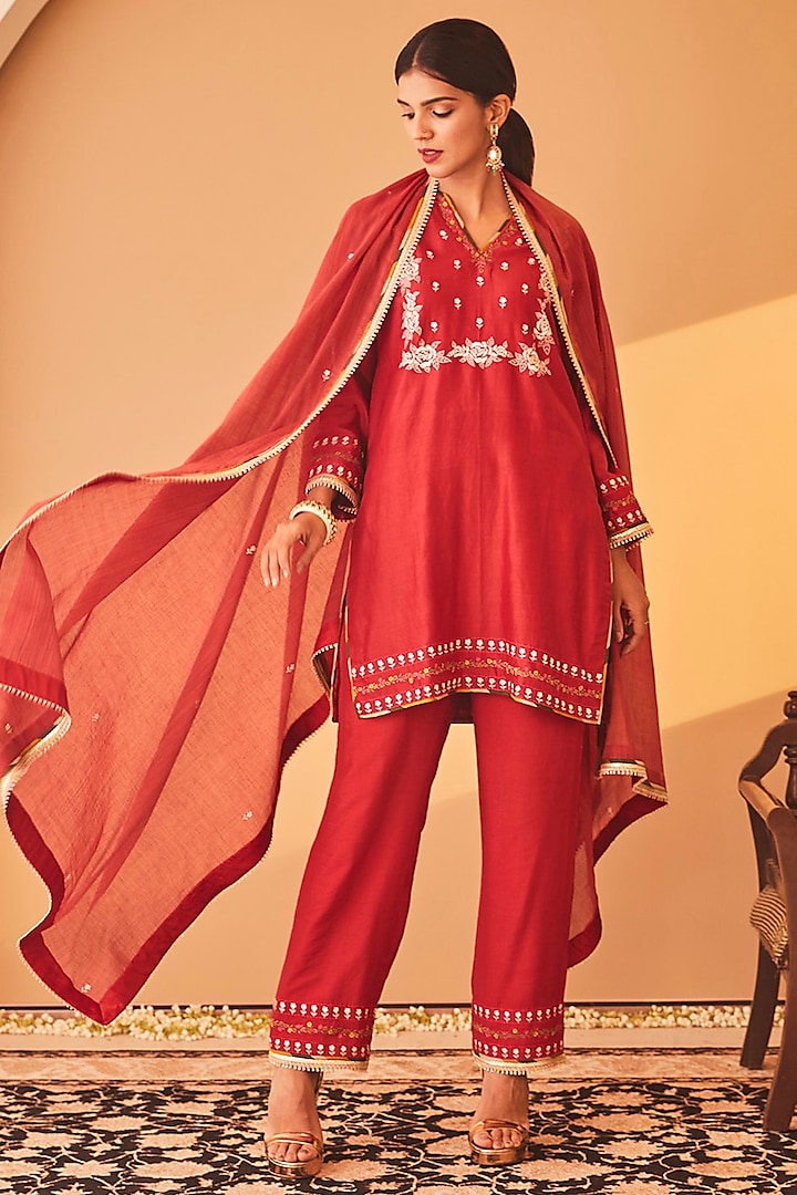 Red Chanderi Floral Embroidered Kurta Set by BO TREE at Pernia's Pop Up Shop