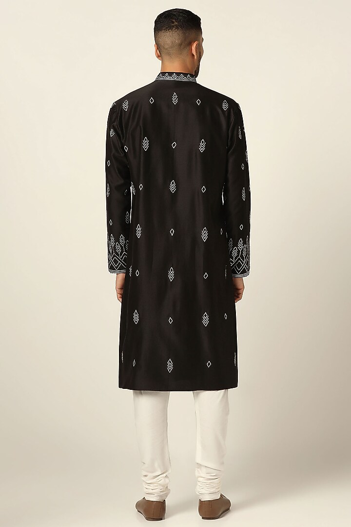 Black Chanderi Silk Thread Embroidered Kurta Set by BRAHAAN at Pernia's Pop Up Shop