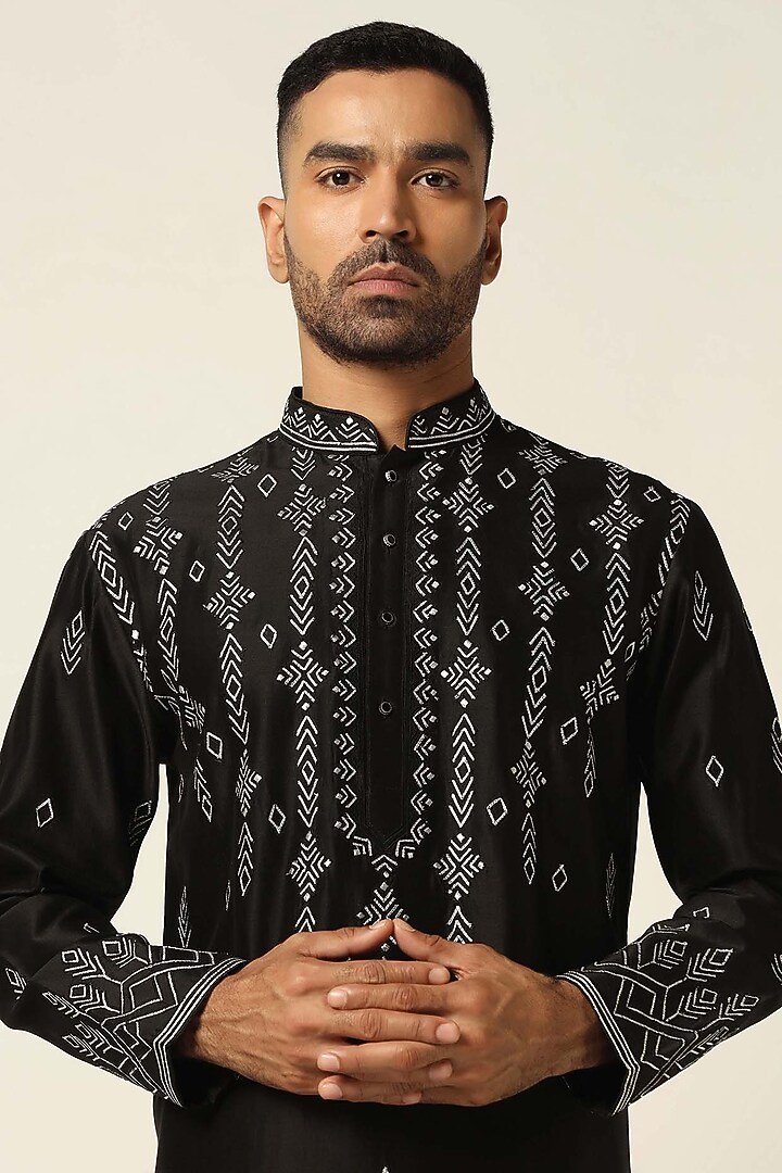 Black Chanderi Silk Thread Embroidered Kurta Set by BRAHAAN at Pernia's Pop Up Shop