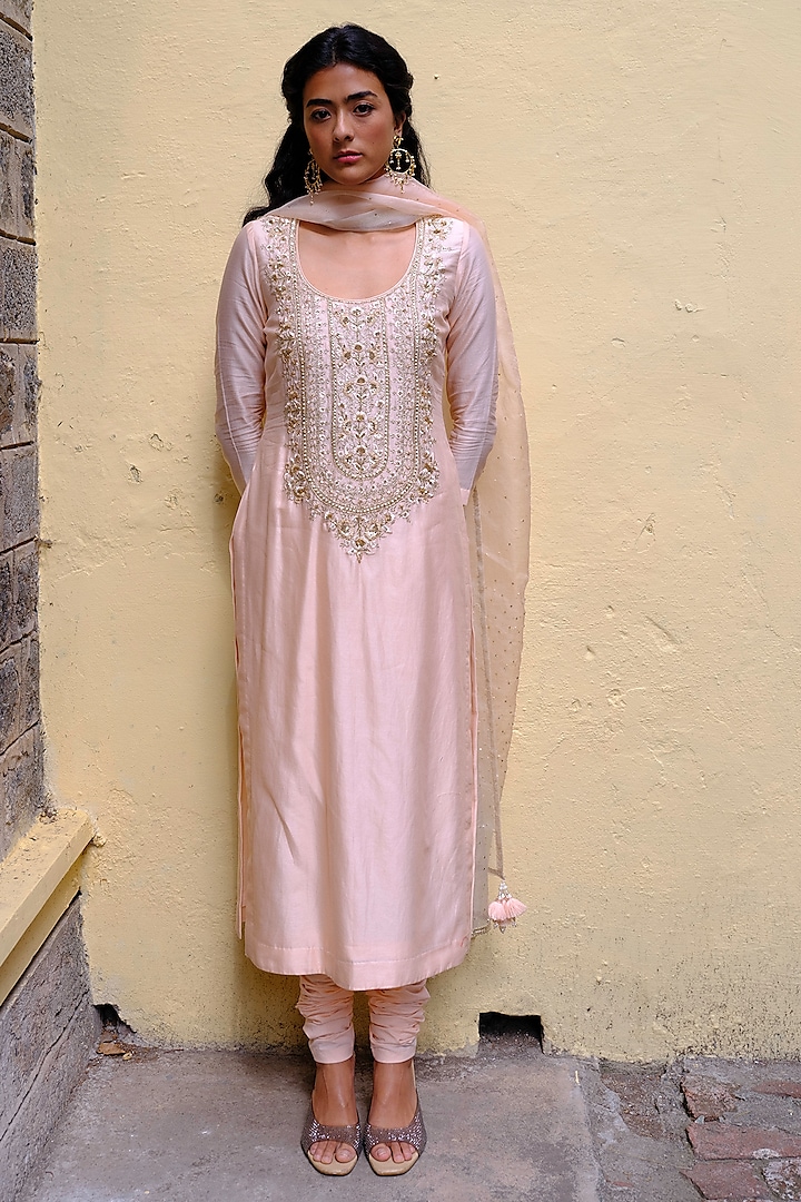 Peach Silk Chanderi Badla Embroidered Straight Kurta Set by Bruhi pant at Pernia's Pop Up Shop