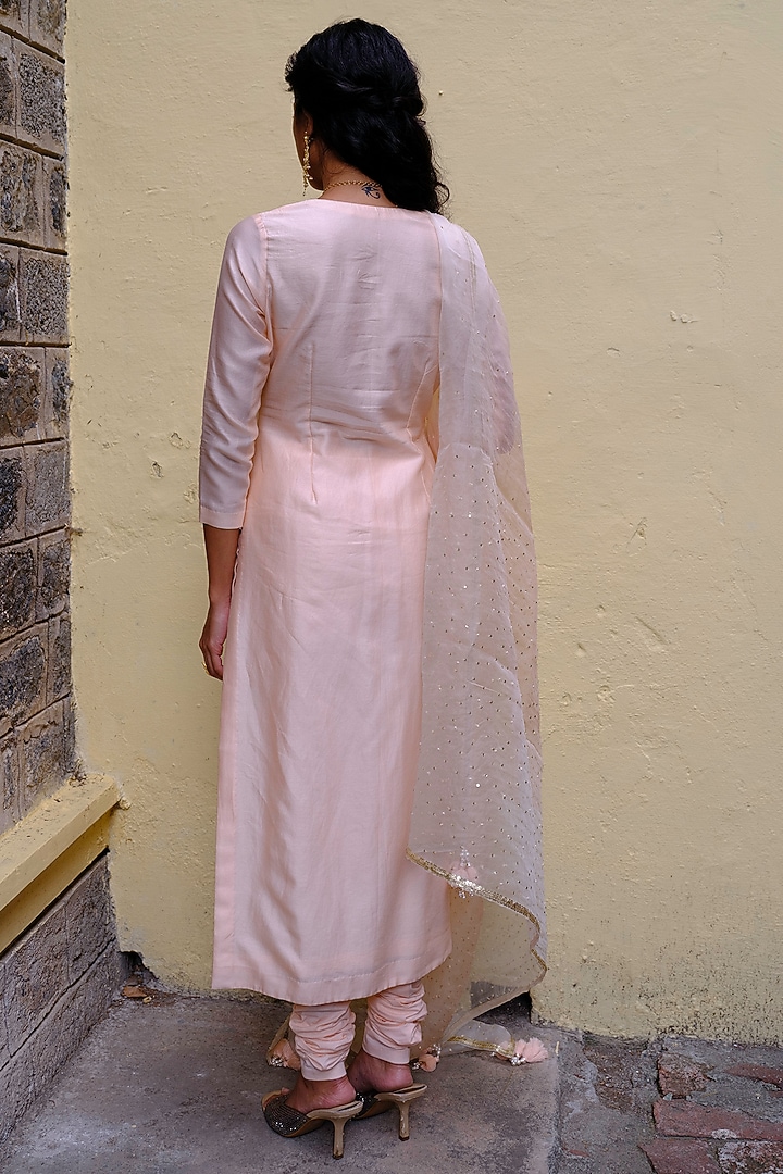 Peach Silk Chanderi Badla Embroidered Straight Kurta Set by Bruhi pant at Pernia's Pop Up Shop