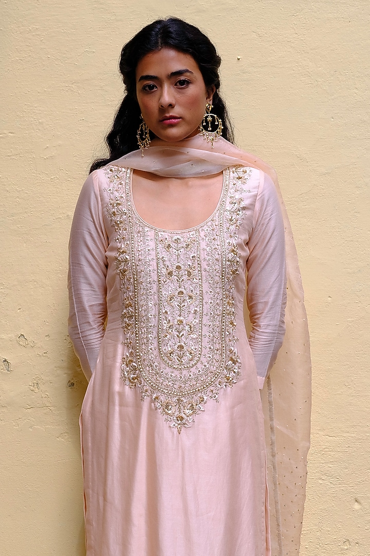 Peach Silk Chanderi Badla Embroidered Straight Kurta Set by Bruhi pant at Pernia's Pop Up Shop