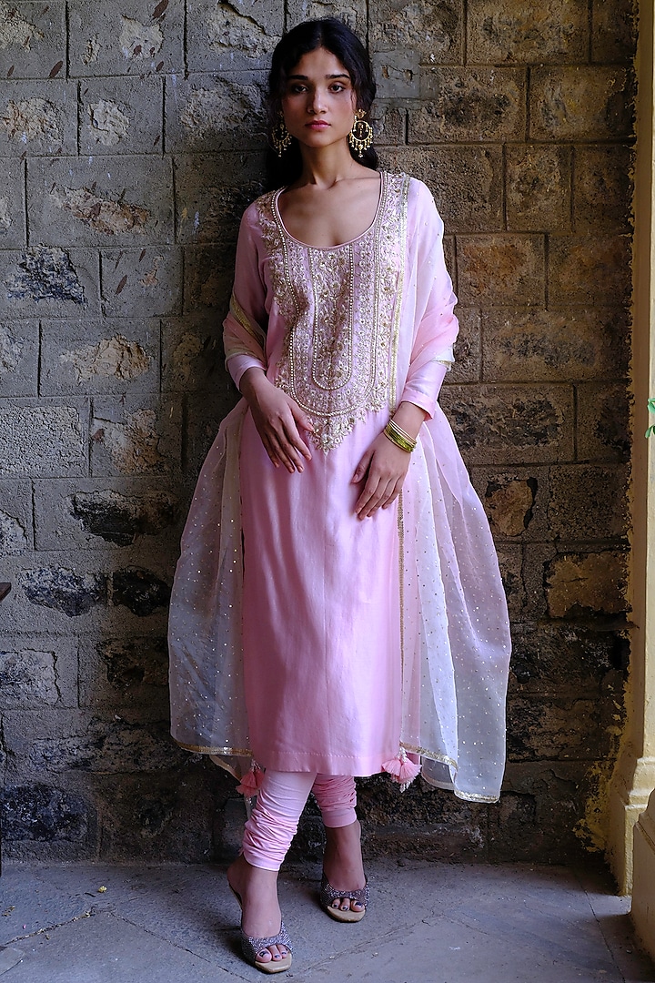 Powder Pink Silk Chanderi Badla Embroidered Straight Kurta Set by Bruhi pant at Pernia's Pop Up Shop