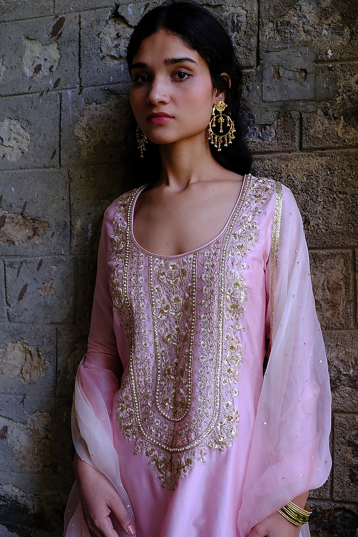 Powder Pink Silk Chanderi Badla Embroidered Straight Kurta Set by Bruhi pant at Pernia's Pop Up Shop