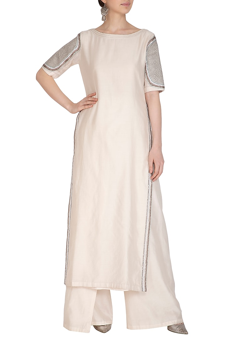 Off-White Chanderi Silk Thread Hand Embroidered Kurta Set by Breathe By Aakanksha Singh at Pernia's Pop Up Shop