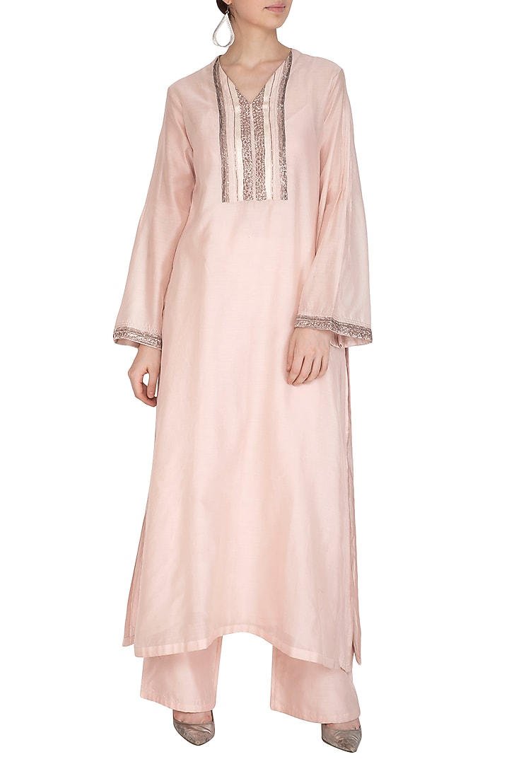Off-White Chanderi Silk Thread Hand Embroidered Kurta Set by Breathe By Aakanksha Singh at Pernia's Pop Up Shop