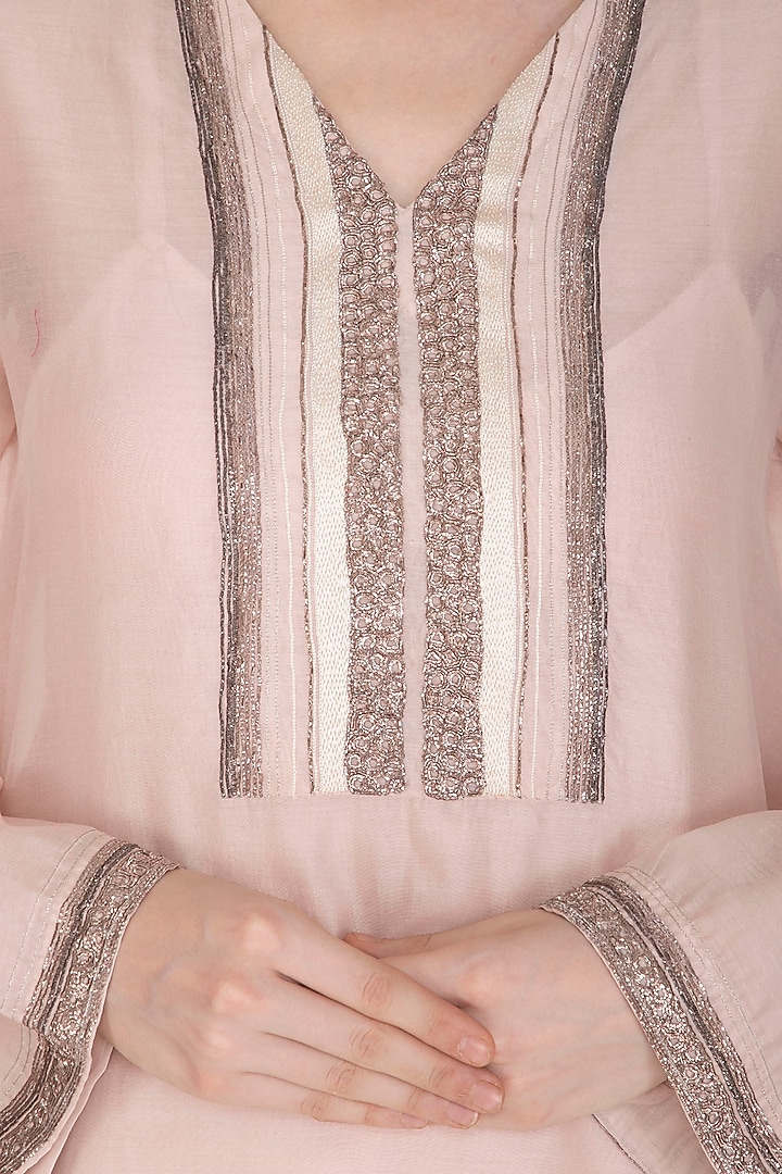 Off-White Chanderi Silk Thread Hand Embroidered Kurta Set by Breathe By Aakanksha Singh at Pernia's Pop Up Shop