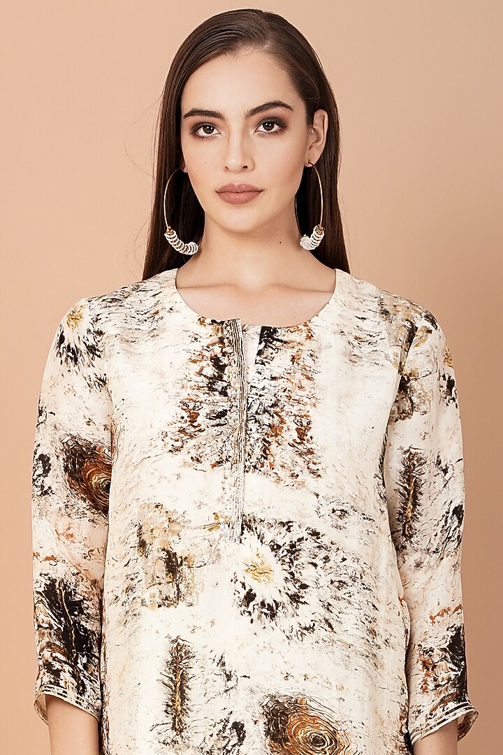 Off White Hand Painted Kurta Set by Breathe By Aakanksha Singh at Pernia's Pop Up Shop