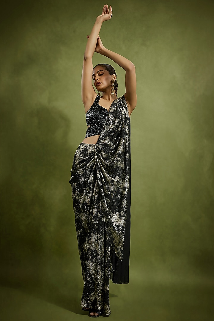 Black Wrinkled Foil Georgette Pre-Draped Wedding Saree Set by Babita Malkani at Pernia's Pop Up Shop