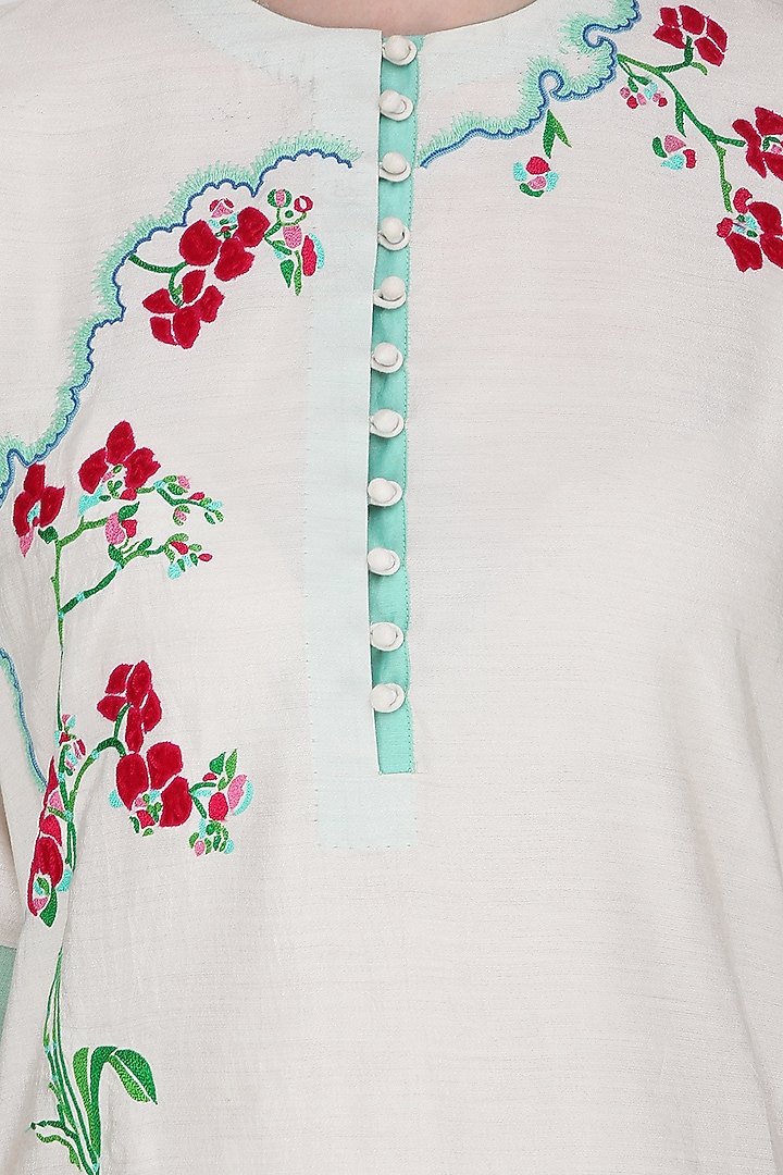 White high low hand thread work tunic available only at Pernia's Pop Up Shop.