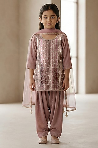 Dusty Pink Velvet Hand Embroidered Kurta Set For Girls by BYB PREMIUM
