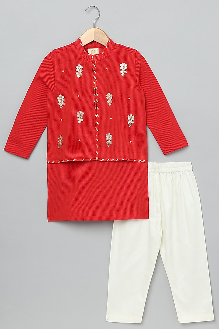 Red Cotton Gota Embroidered Bundi Jacket Set For Boys by BYB PREMIUM at Pernia's Pop Up Shop