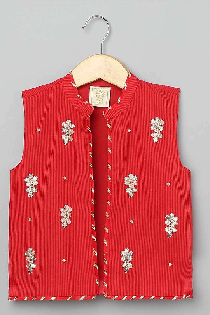 Red Cotton Gota Embroidered Bundi Jacket Set For Boys by BYB PREMIUM at Pernia's Pop Up Shop