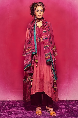 Peach & Fuchsia Chanderi Applique Embroidered Kurta Set by Capisvirleo