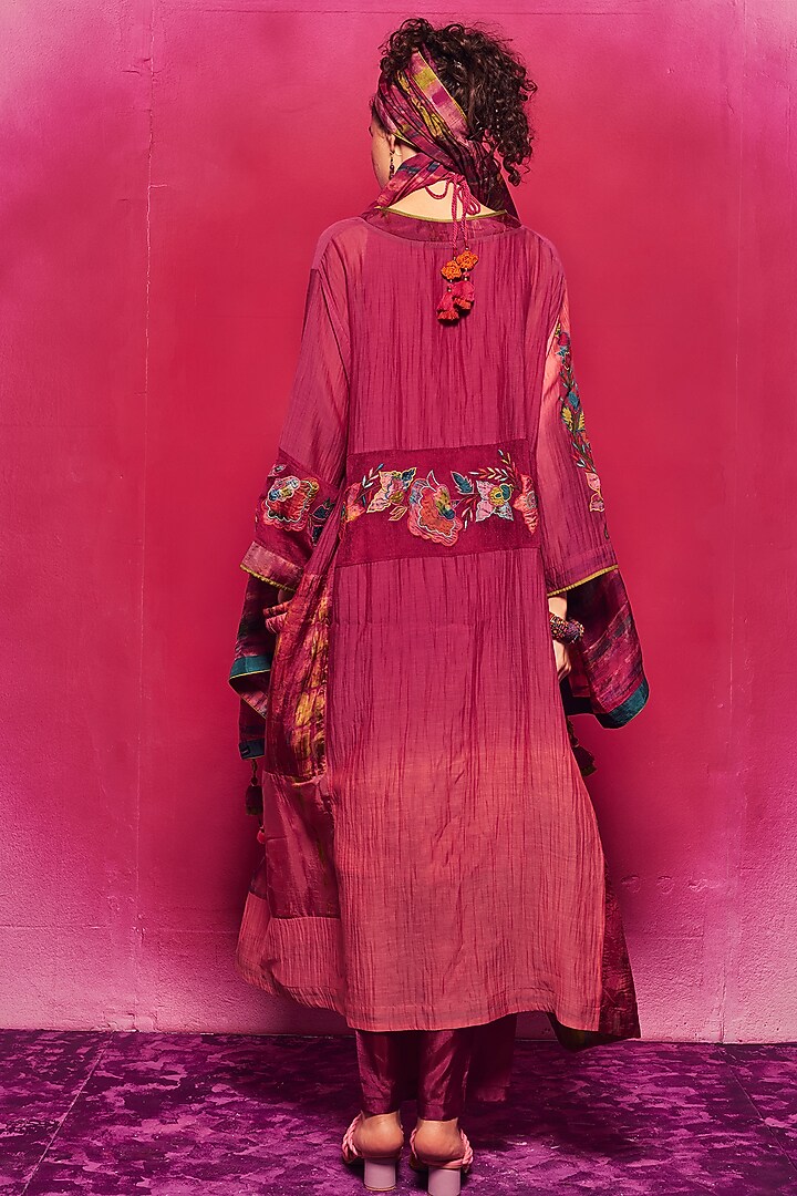 Peach & Fuchsia Chanderi Applique Embroidered Kurta Set by Capisvirleo at Pernia's Pop Up Shop