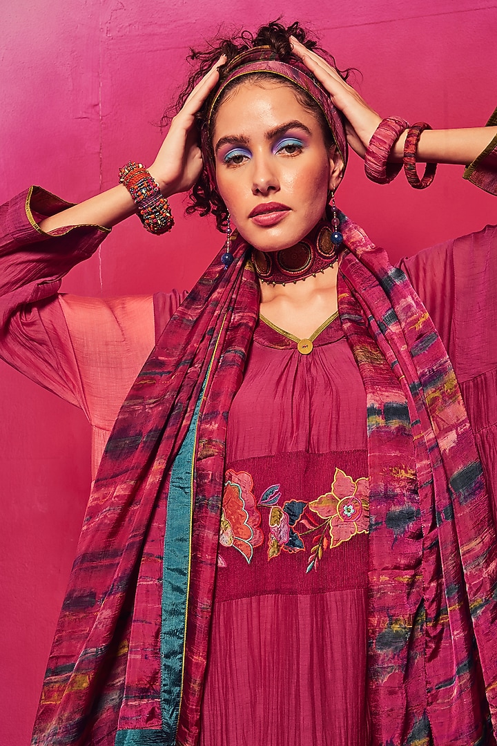 Peach & Fuchsia Chanderi Applique Embroidered Kurta Set by Capisvirleo at Pernia's Pop Up Shop