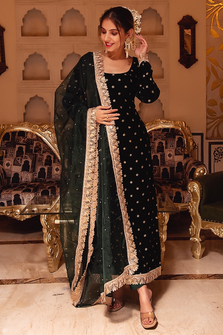 Bottle Green Velvet Embroidered Kurta Set by Calmna at Pernia's Pop Up Shop