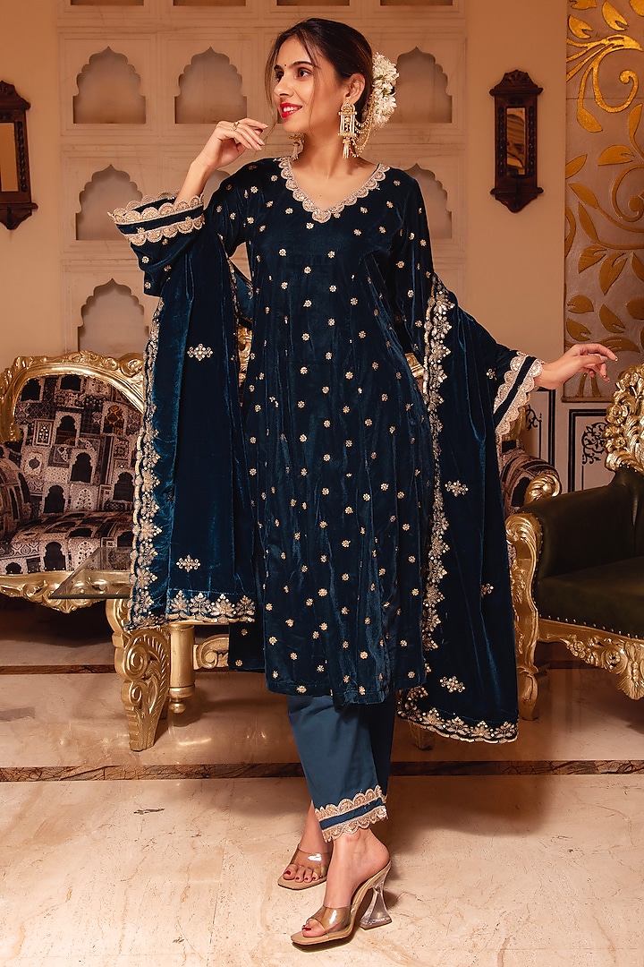 Teal Blue Velvet Embroidered Kurta Set by Calmna at Pernia's Pop Up Shop