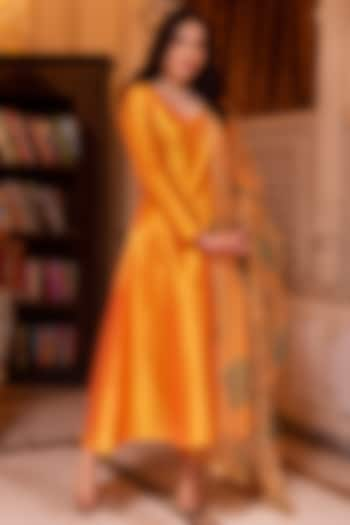 Yellow Taffeta Silk Kurta Set by Calmna