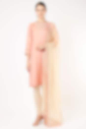 Peach Embroidered Kurta Set by Cedar and Pine at Pernia's Pop Up Shop