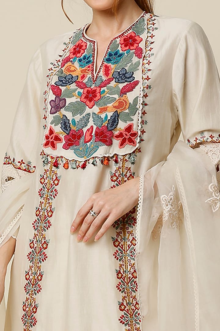 Ivory Hand Embroidered Kurta set by Chandrima at Pernia's Pop Up Shop