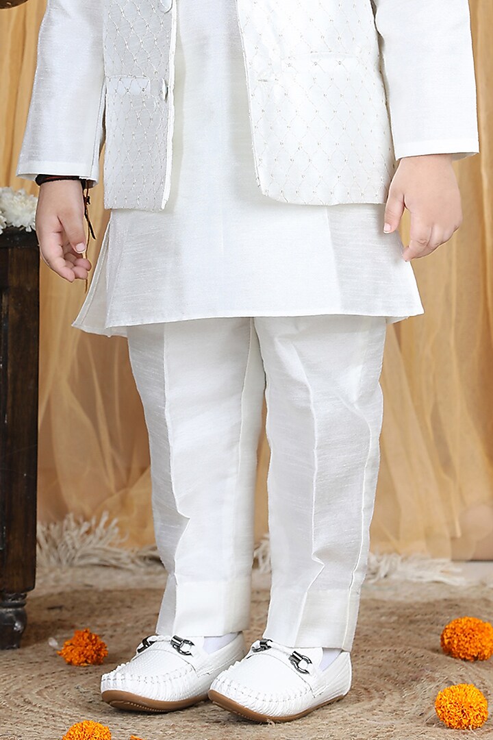 White Embroidered Bundi Jacket With Kurta Set For Boys by The Little celebs at Pernia's Pop Up Shop