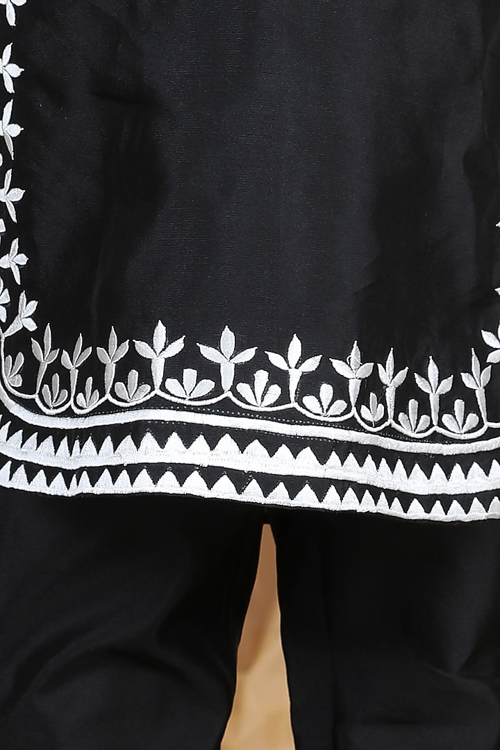 Black Embroidered Kurta Set For Boys by The Little celebs at Pernia's Pop Up Shop