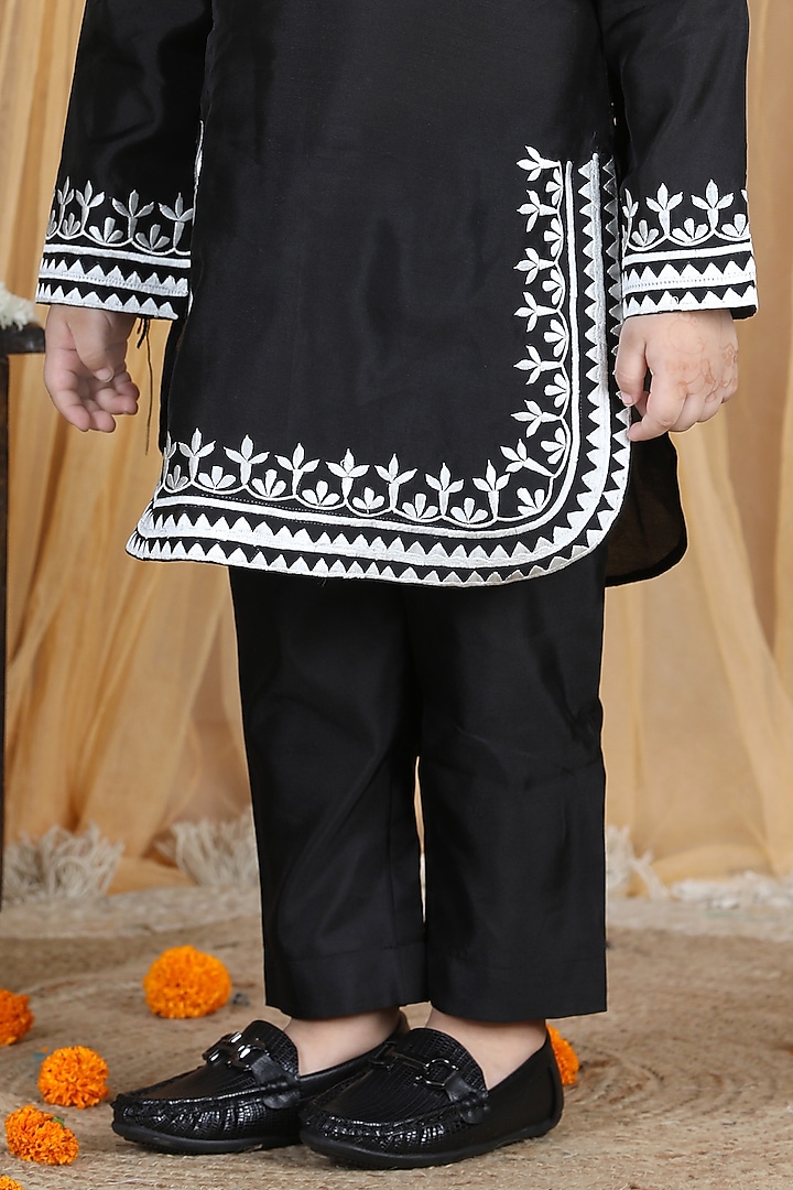 Black Embroidered Kurta Set For Boys by The Little celebs at Pernia's Pop Up Shop