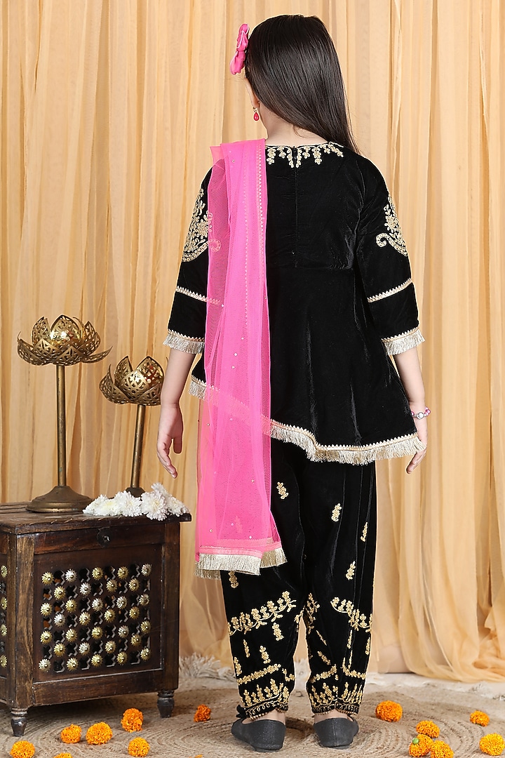 Black Embroidered Kurta Set For Girls by The Little celebs at Pernia's Pop Up Shop