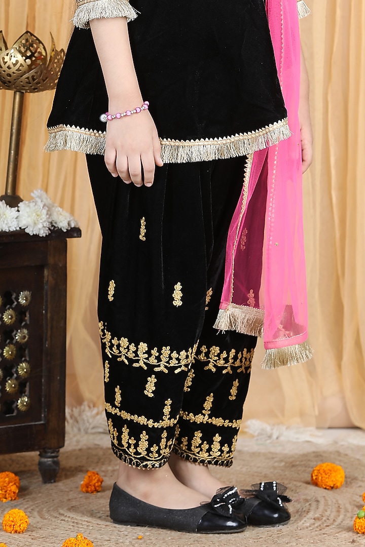 Black Embroidered Kurta Set For Girls by The Little celebs at Pernia's Pop Up Shop