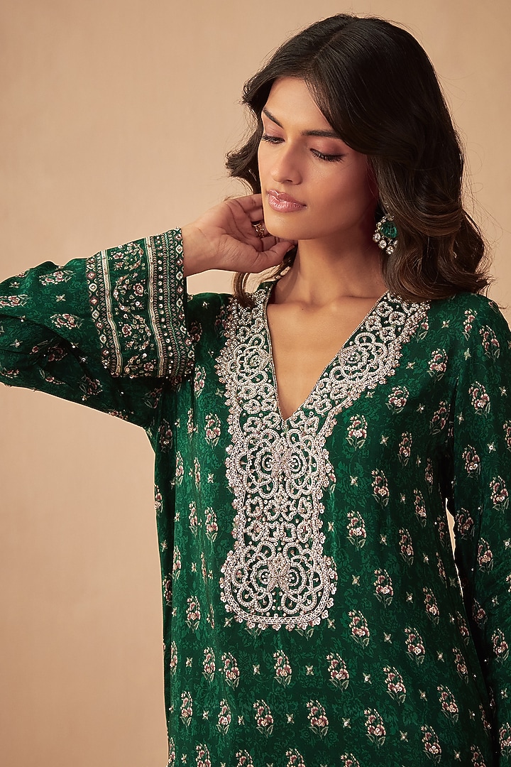 Green Crepe Printed & Embroidered Kurta Set by Chhavvi Aggarwal at Pernia's Pop Up Shop