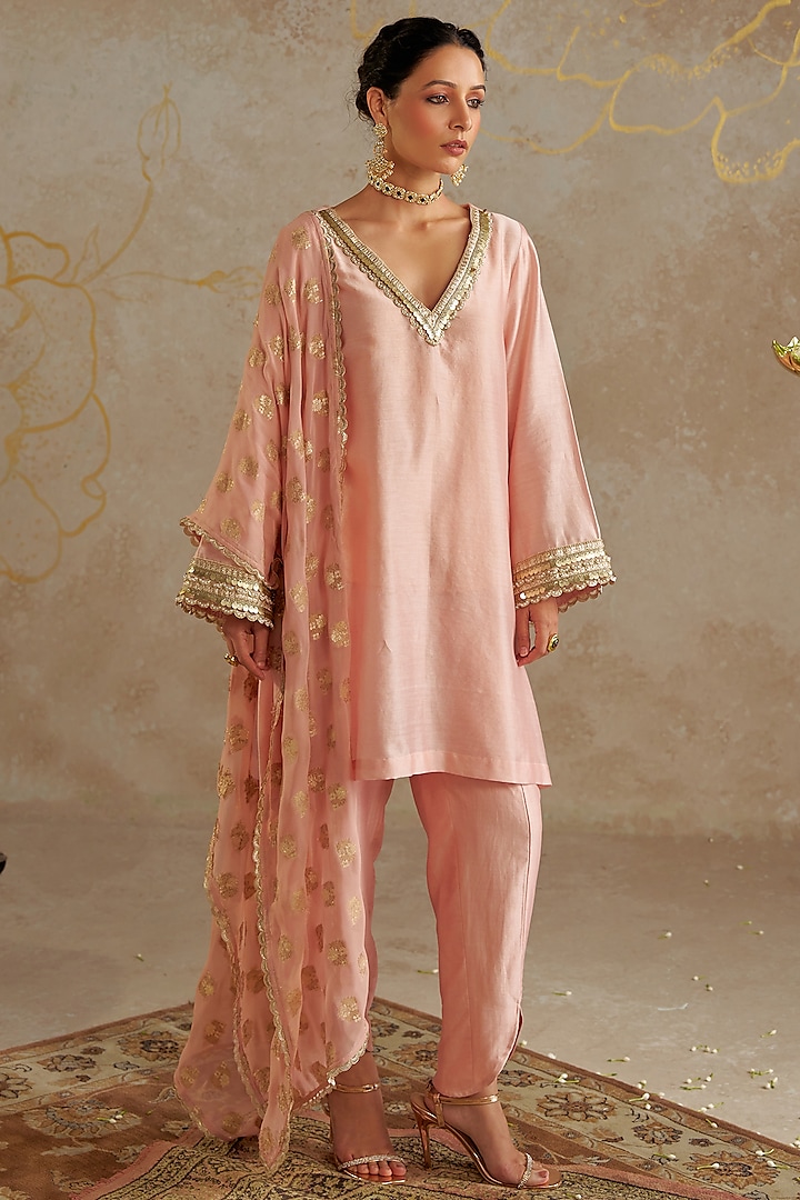 Light Pink Chanderi Kurta Set by Chhavvi Aggarwal at Pernia's Pop Up Shop