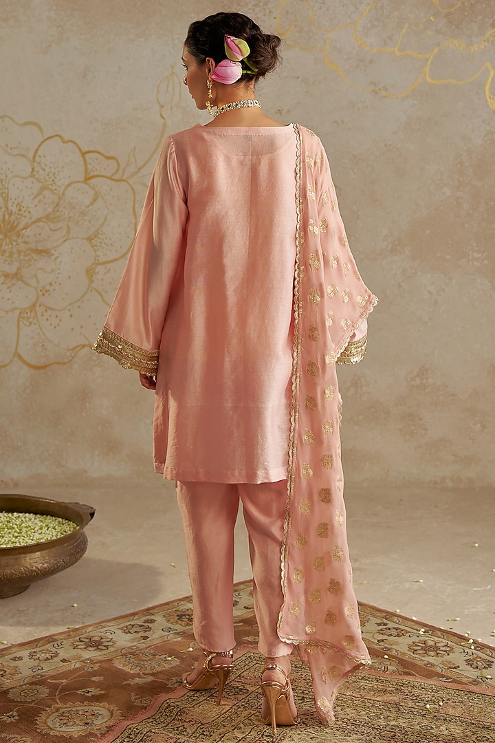 Light Pink Chanderi Kurta Set by Chhavvi Aggarwal at Pernia's Pop Up Shop