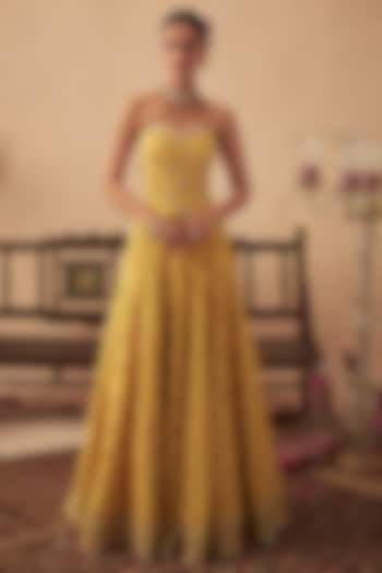 Yellow Crepe Printed Wedding Lehenga Set by Chhavvi Aggarwal at Pernia's Pop Up Shop