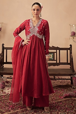 Red Chanderi & Organza Anarkali Set by Chhavvi Aggarwal