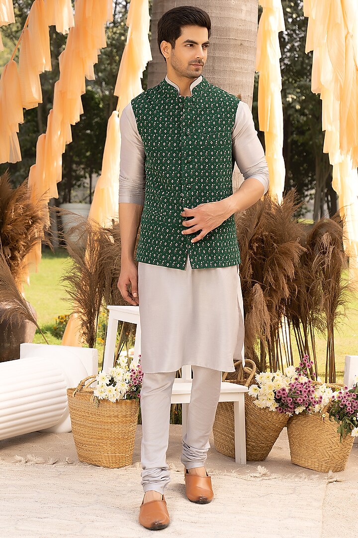 Bottle Green Crepe & Glaze Cotton Printed Bundi Jacket With Kurta Set by Chhavvi Aggarwal Men