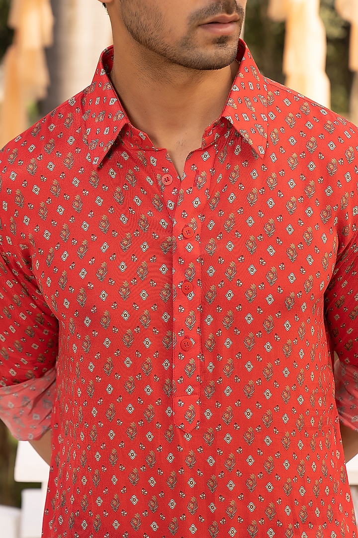 Red Crepe & Glaze Cotton Printed Pathani Kurta Set by Chhavvi Aggarwal Men at Pernia's Pop Up Shop