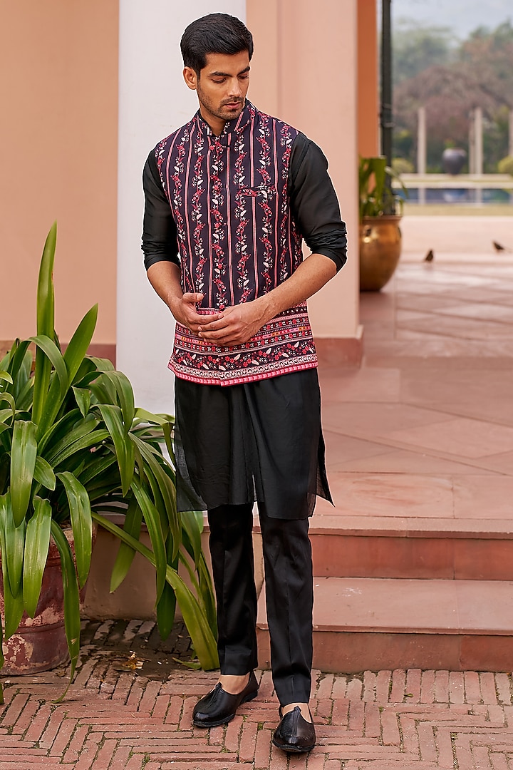 Black Chanderi Silk & Glaze Cotton Bundi Jacket Set by Chhavvi Aggarwal Men