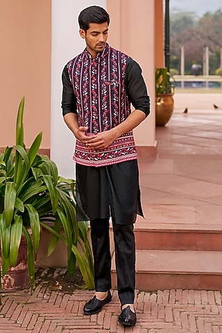 Black Chanderi Silk & Glaze Cotton Bundi Jacket Set by Chhavvi Aggarwal Men