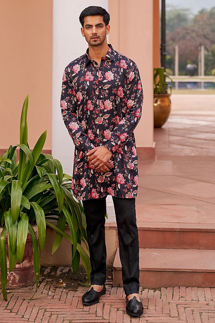 Black Chanderi Silk & Glaze Cotton Printed Kurta Set by Chhavvi Aggarwal Men