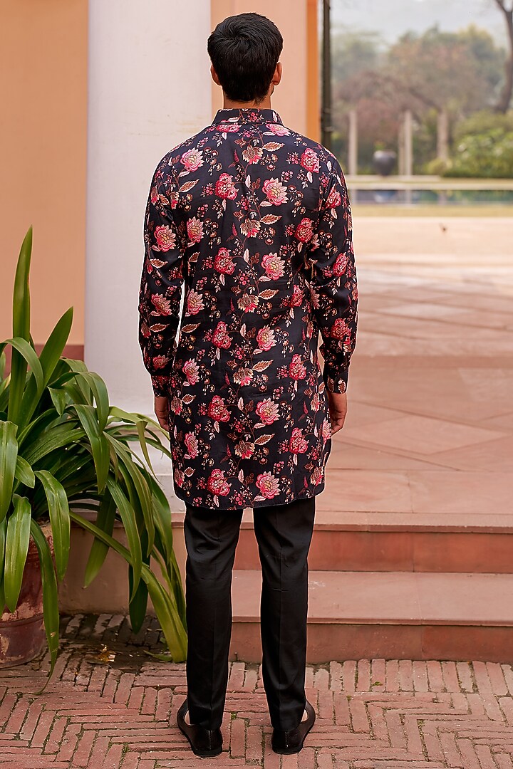 Black Chanderi Silk & Glaze Cotton Printed Kurta Set by Chhavvi Aggarwal Men at Pernia's Pop Up Shop