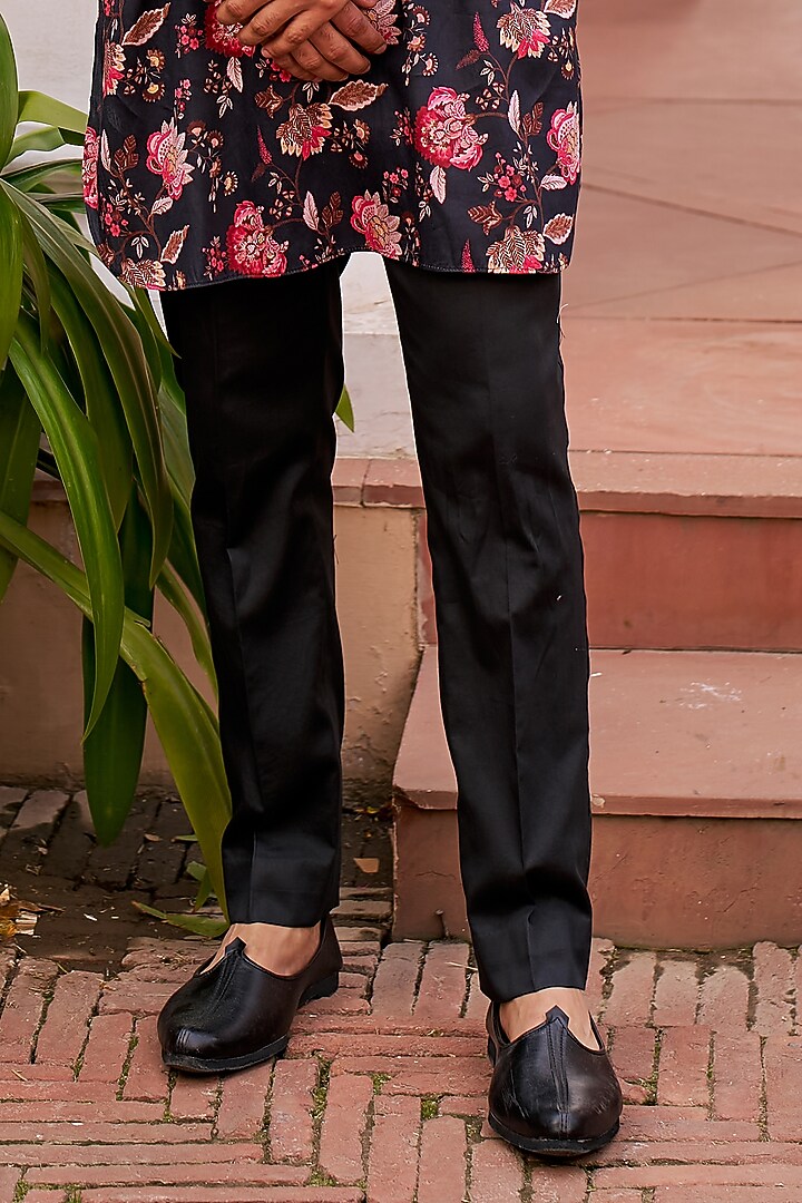 Black Chanderi Silk & Glaze Cotton Printed Kurta Set by Chhavvi Aggarwal Men at Pernia's Pop Up Shop