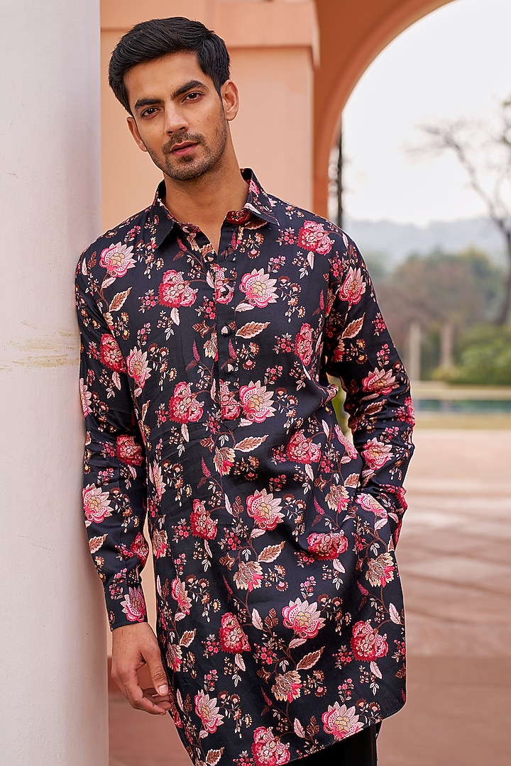 Black Chanderi Silk & Glaze Cotton Printed Kurta Set by Chhavvi Aggarwal Men at Pernia's Pop Up Shop