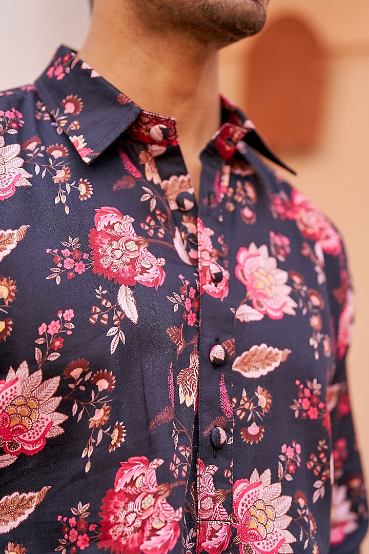 Black Chanderi Silk & Glaze Cotton Printed Kurta Set by Chhavvi Aggarwal Men at Pernia's Pop Up Shop