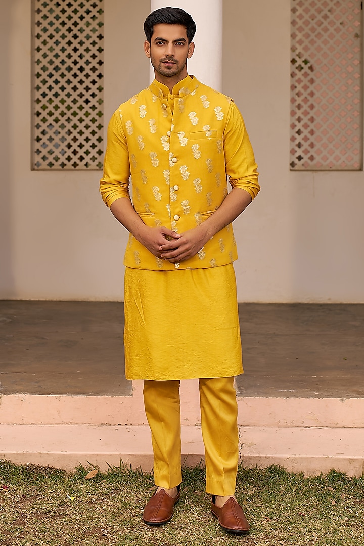 Yellow Banarasi Bundi Jacket Set by Chhavvi Aggarwal Men at Pernia's Pop Up Shop