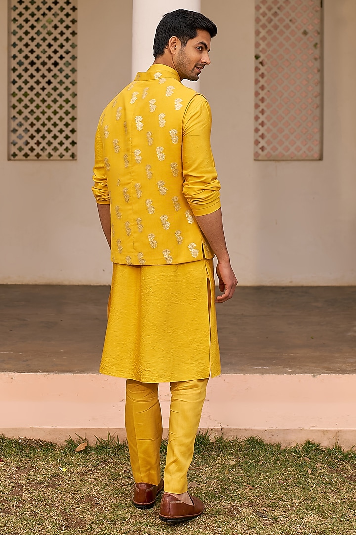 Yellow Banarasi Bundi Jacket Set by Chhavvi Aggarwal Men at Pernia's Pop Up Shop